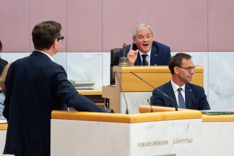 Tohuwabohu im Landtag: Landtagspräsident bricht Aktuelle Stunde ab – dann braucht es den Videobeweis