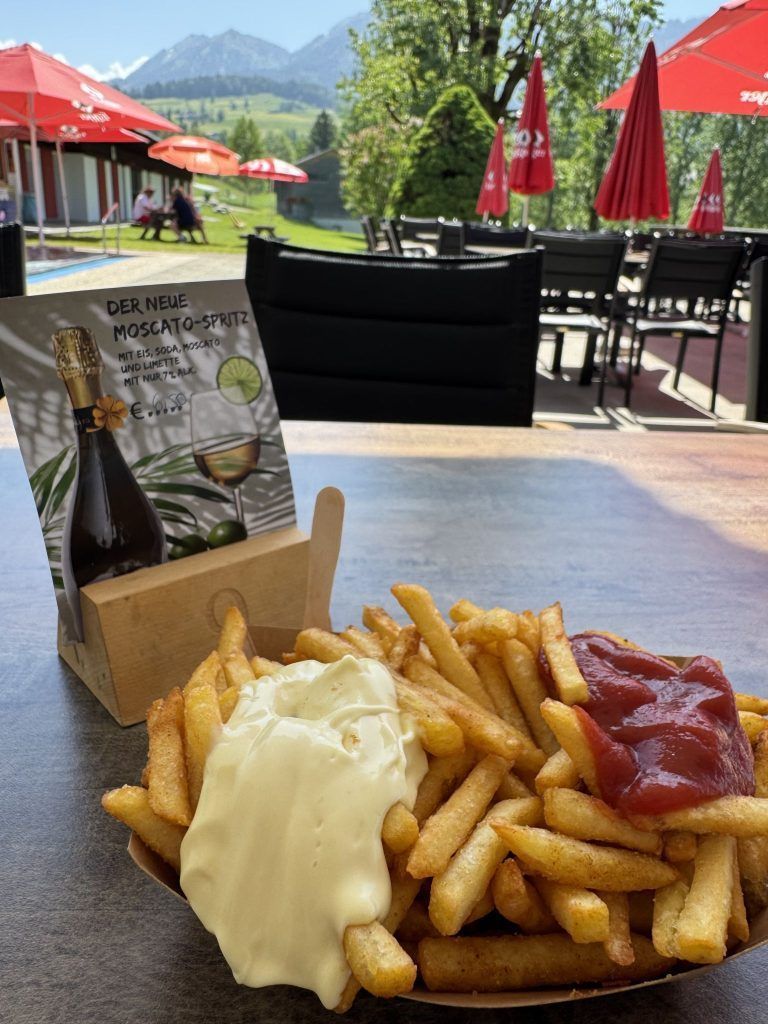 Pommes müssen sein – doch Freibad-Essen wird für Familien zur Kostenfrage