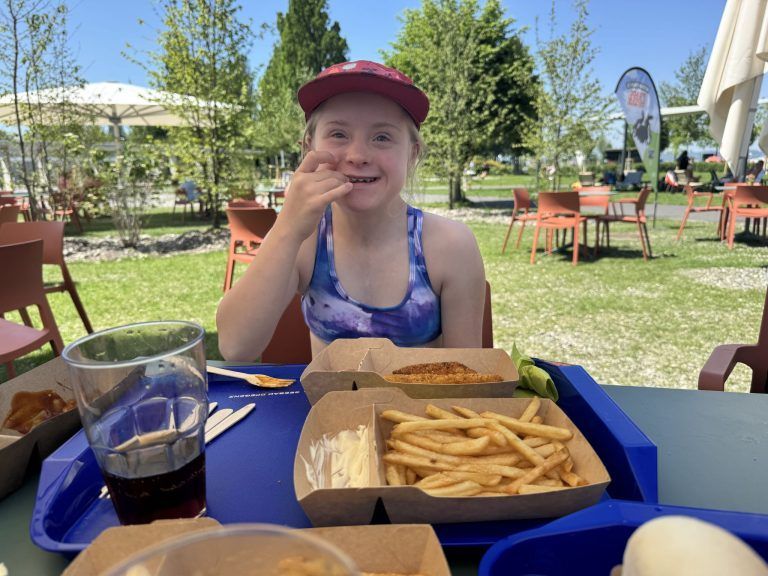 Pommes müssen sein – doch Freibad-Essen wird für Familien zur Kostenfrage