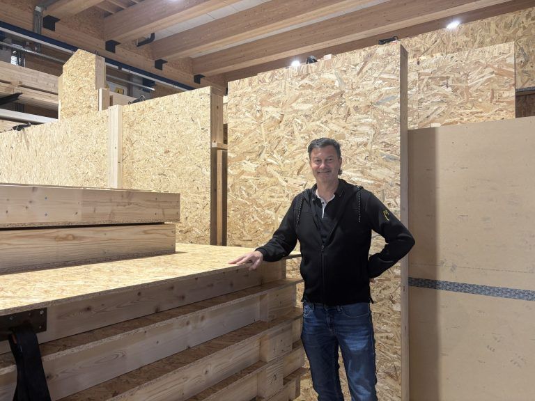 Nach Brandstiftung in Au: "Die sind in Hosen und Jacken rausgegangen – der Rest ist verbrannt"