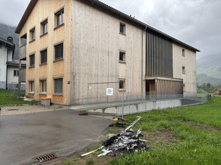 Nach Brandstiftung in Au: "Die sind in Hosen und Jacken rausgegangen – der Rest ist verbrannt"