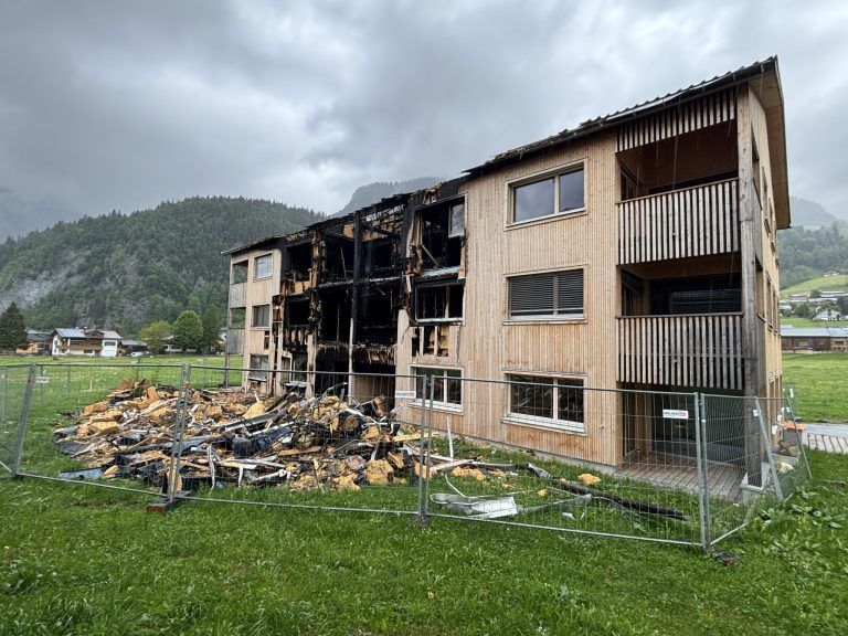 Nach Brandstiftung in Au: "Die sind in Hosen und Jacken rausgegangen – der Rest ist verbrannt"