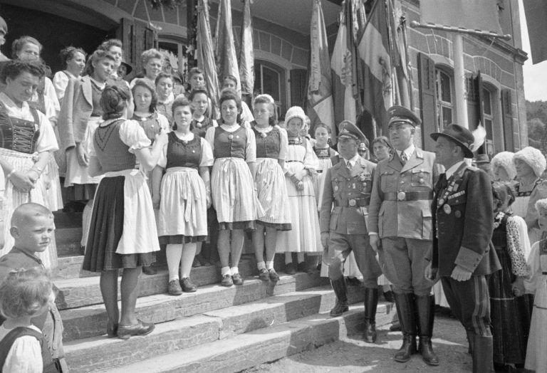 Maedchen_in_erneuerter_Bregenzer_Tracht_beim_Kreisschiessen_24._25._Mai_1941___c__Werner_Schlegel__Vorarlberger_Landesbibliothek.jpg