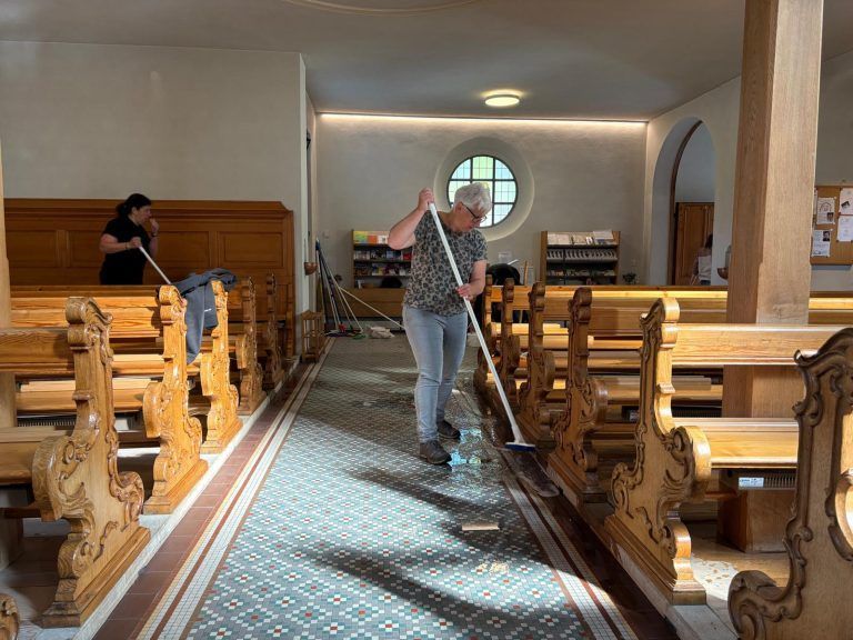 Großer Putztag in Schoppernau: Pfarrkirche wieder auf Vordermann gebracht