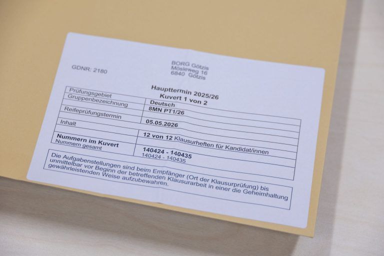 Mit Käppi, Stil und Spannung: So starteten Götzner Maturanten in die Deutsch-Klausur