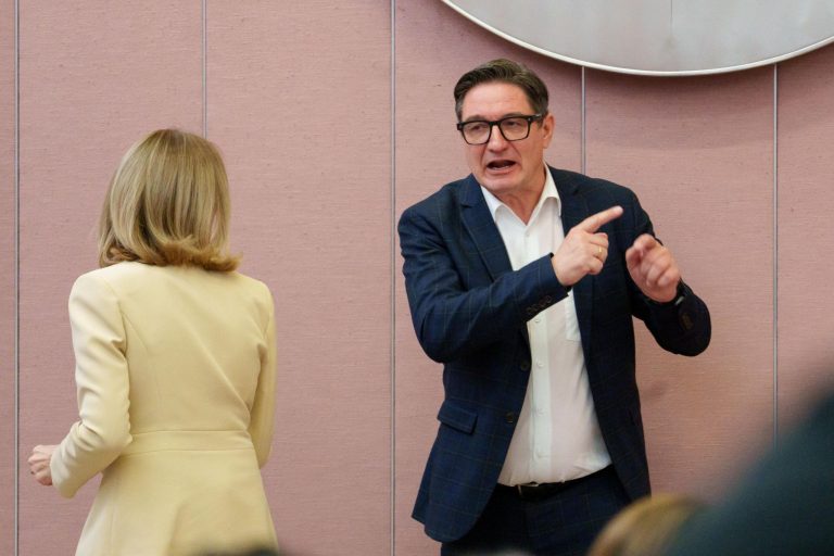 Tohuwabohu im Landtag: Landtagspräsident bricht Aktuelle Stunde ab – dann braucht es den Videobeweis