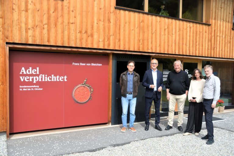 ÜbergabeAdelsbriefTobiasNatterundTeamAu2026.JPG