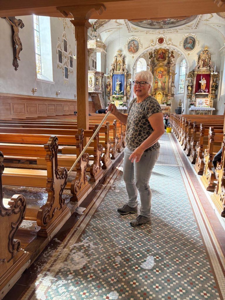Großer Putztag in Schoppernau: Pfarrkirche wieder auf Vordermann gebracht