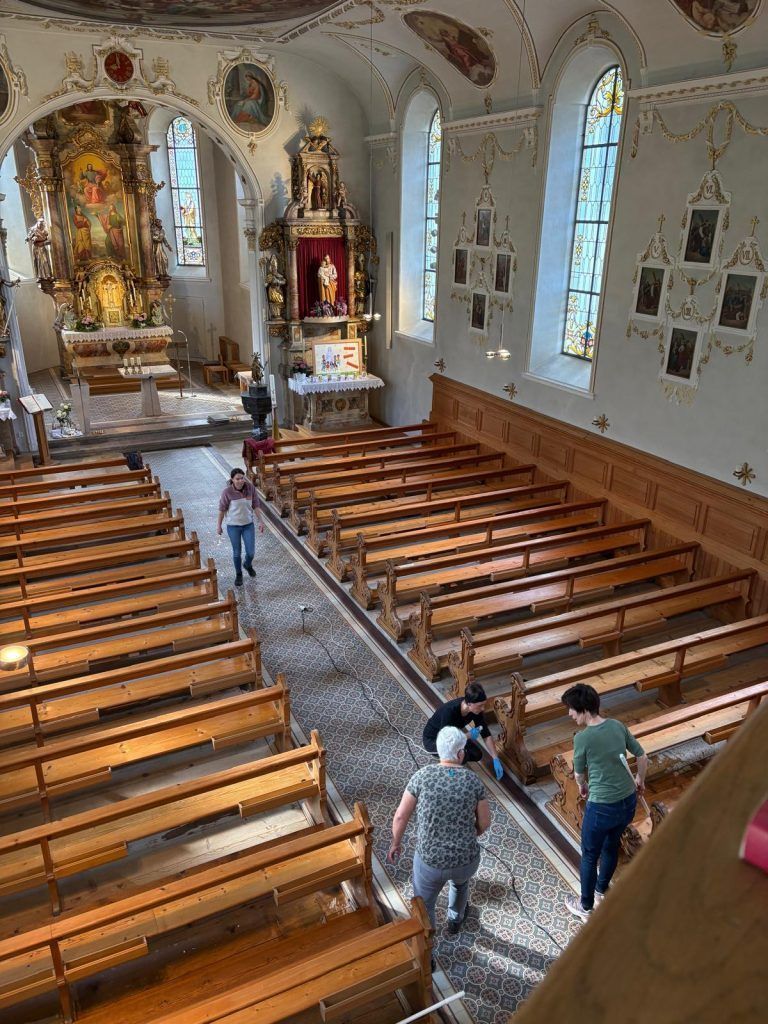 Großer Putztag in Schoppernau: Pfarrkirche wieder auf Vordermann gebracht