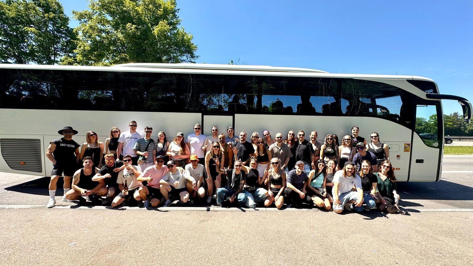 Eine etwas andere Reisegruppe im etwas anderen Wald: Ein Tag auf dem Ikarus