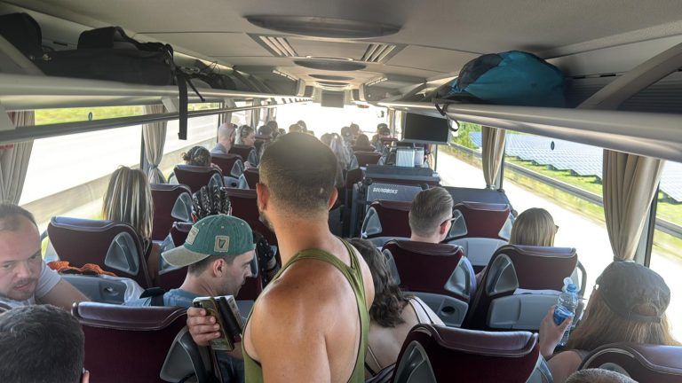 Eine etwas andere Reisegruppe im etwas anderen Wald: Ein Tag auf dem Ikarus