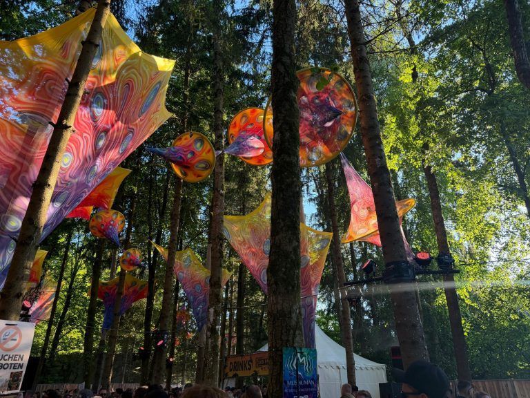 Eine etwas andere Reisegruppe im etwas anderen Wald: Ein Tag auf dem Ikarus