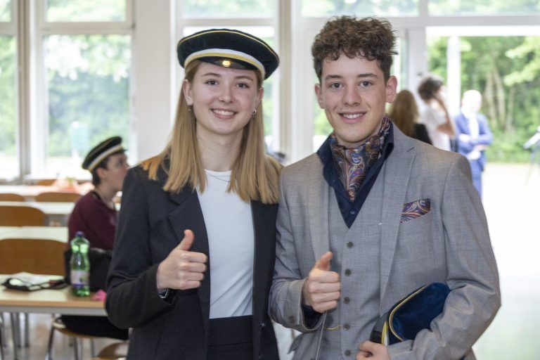Mit Käppi, Stil und Spannung: So starteten Götzner Maturanten in die Deutsch-Klausur