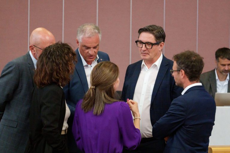 Tohuwabohu im Landtag: Landtagspräsident bricht Aktuelle Stunde ab – dann braucht es den Videobeweis