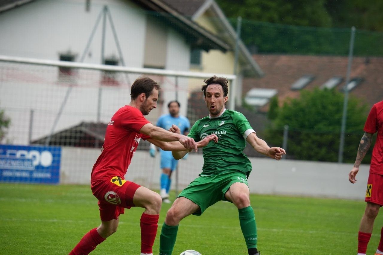 Andrej Dursun gegen Julian Ledergerber. 