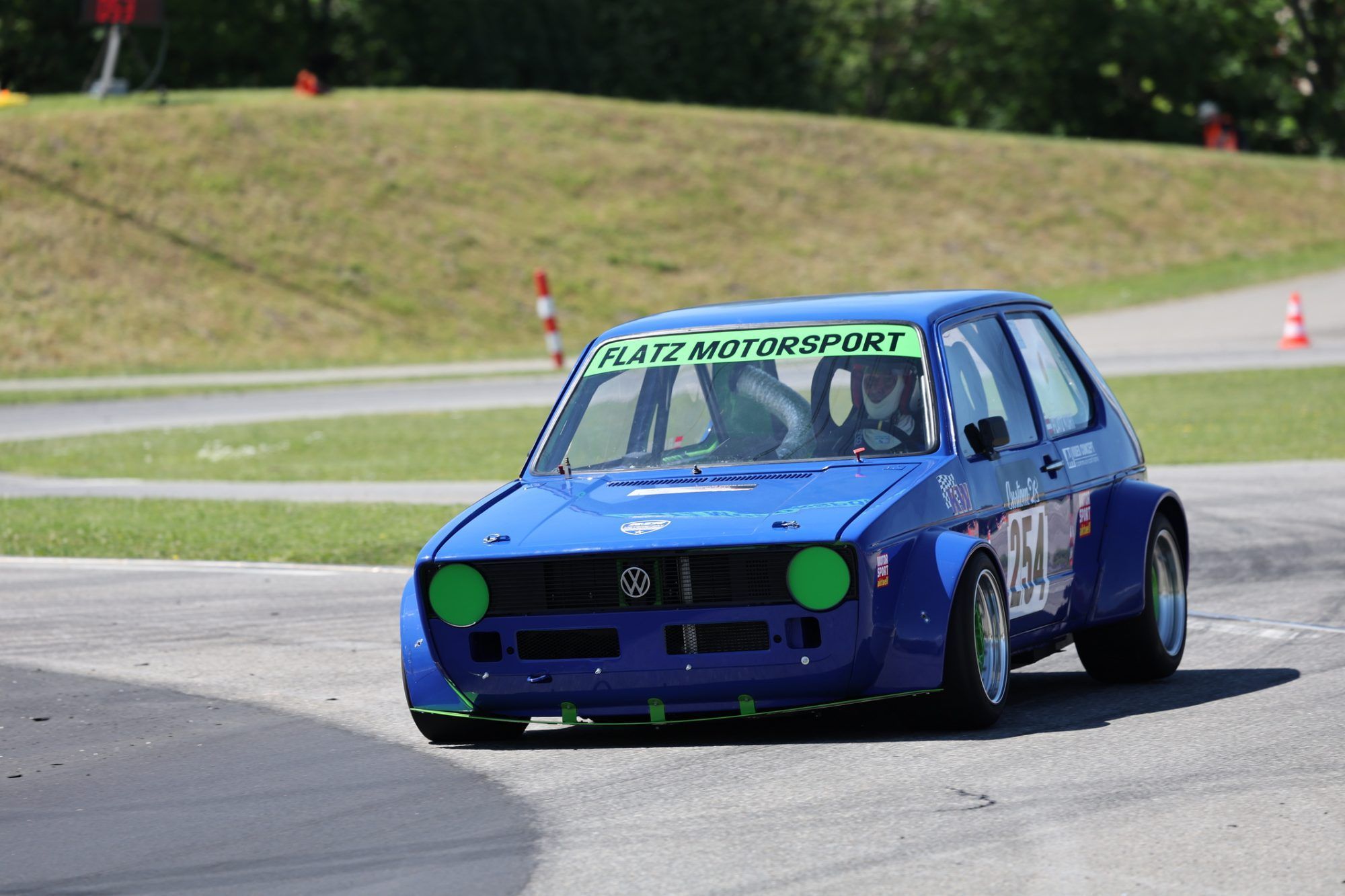 Fünffach Cup-Sieger Kurt Flatz mit dem VW Golf