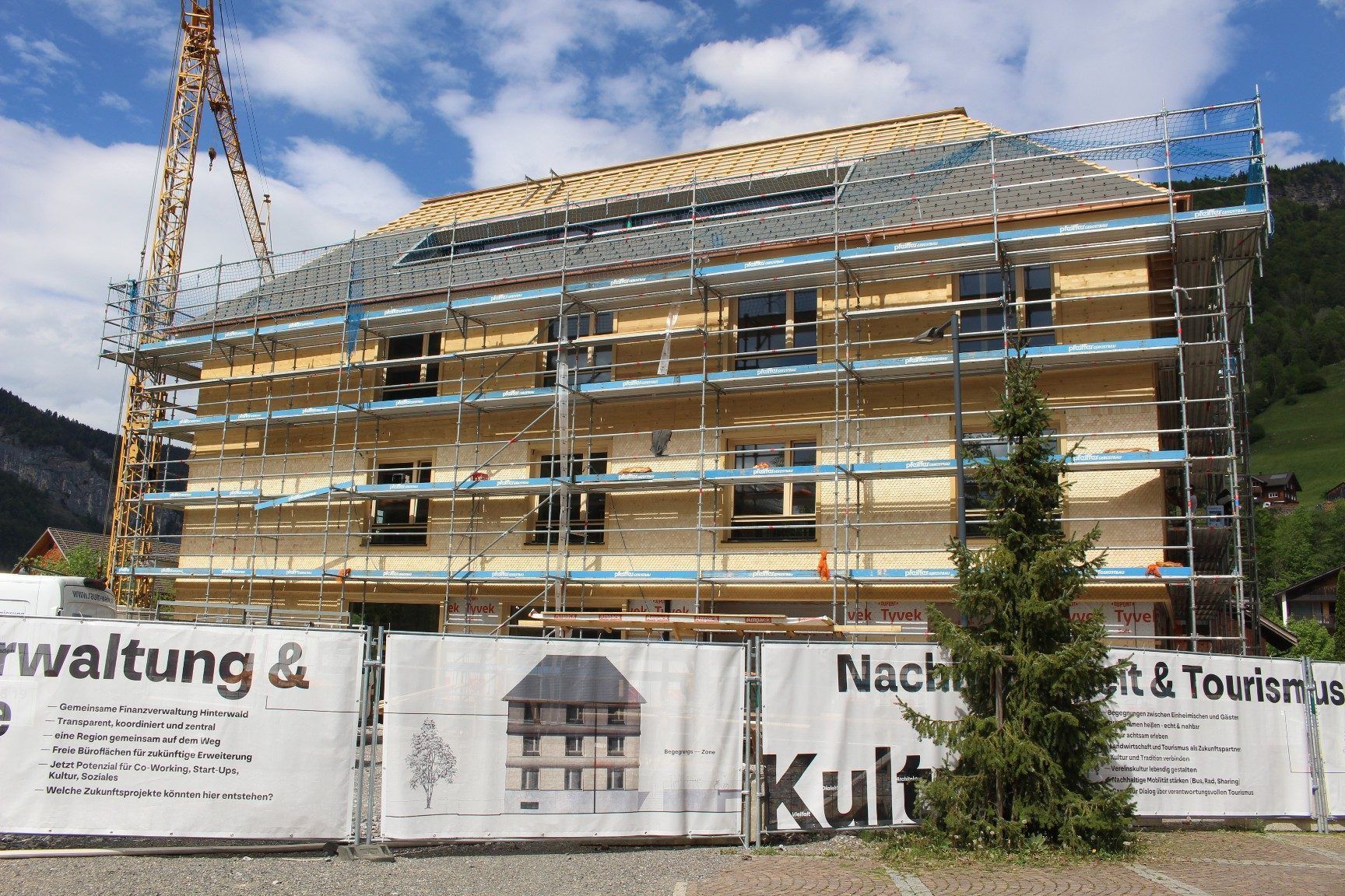 Das neue Gemeindehaus, das neben der Verwaltung auch anderen Nutzern Raum schafft, bildet einen perfekten Abschluss des Dorfplatzes, der mit dem Neubau aufgewertet wird,.