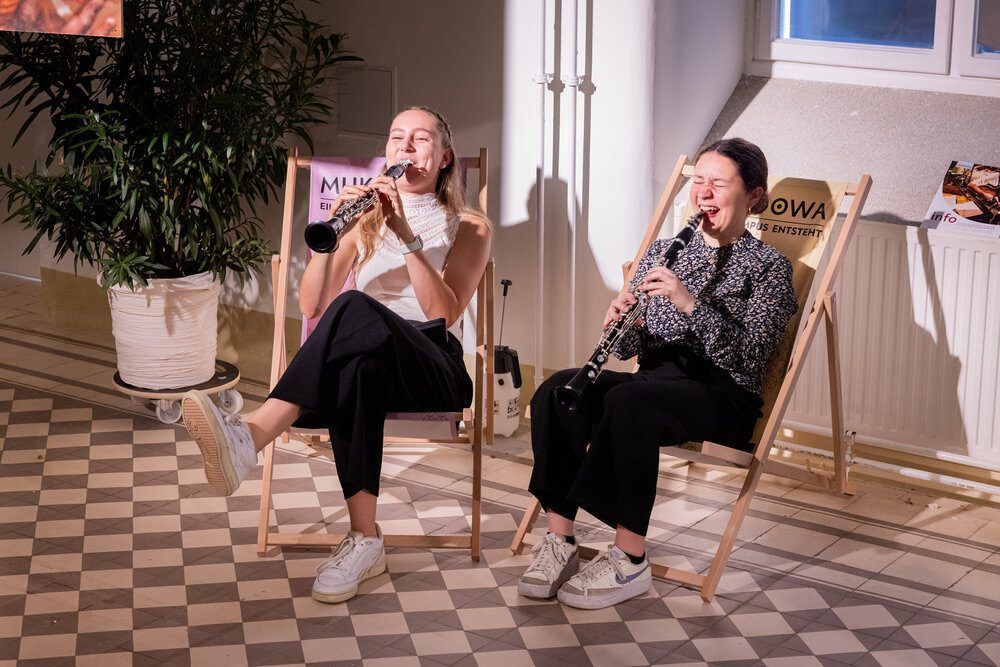 Der Spaß am Musizieren ist bei Lena Pfitscher (r.) und ihrer Studienkollegin Julia Weiß unverkennbar. C: SIMON KUPFERSCHMIED