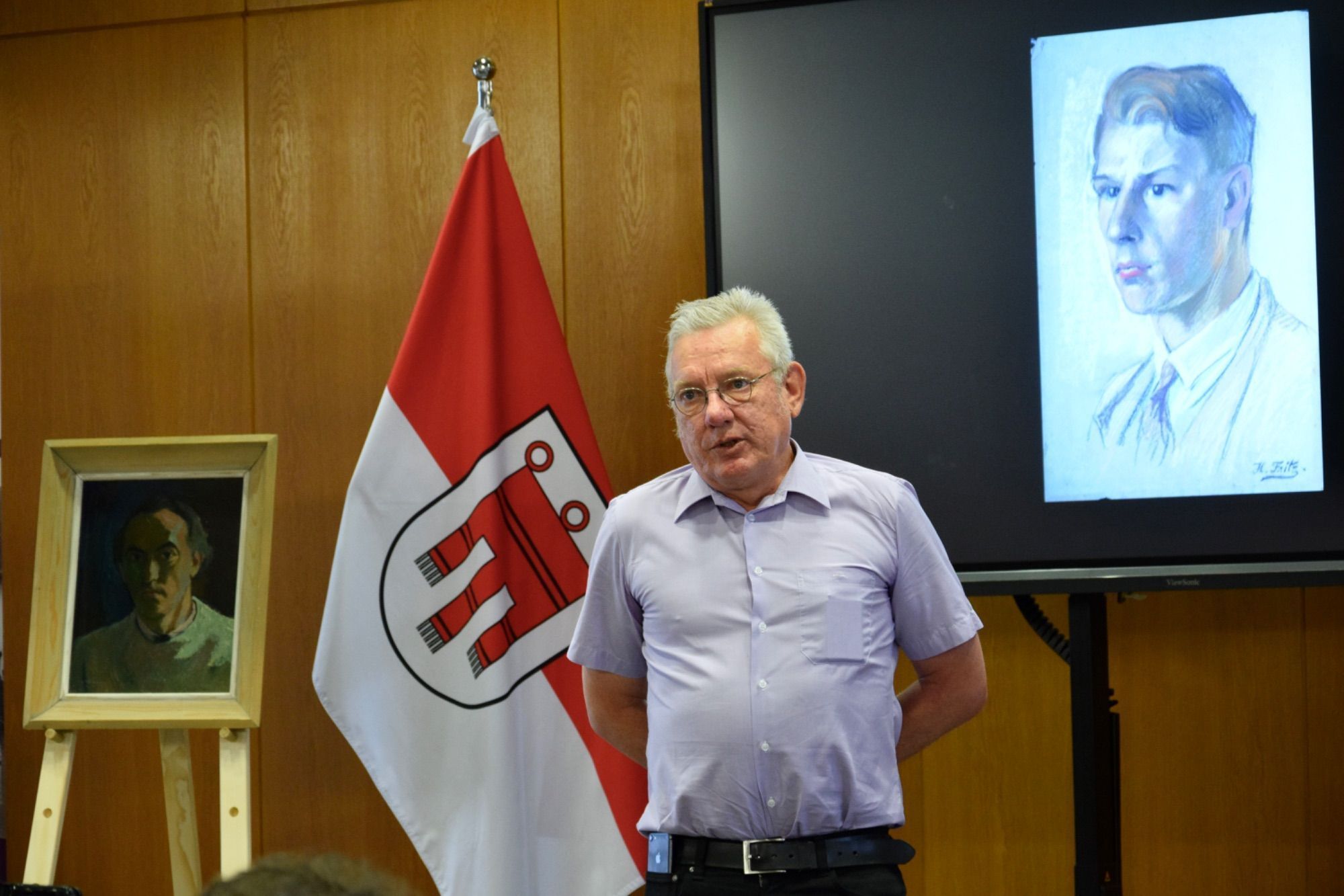 Dieter Petras präsentierte den Band, den er herausgegeben hat, im Rathaus Bludenz.
