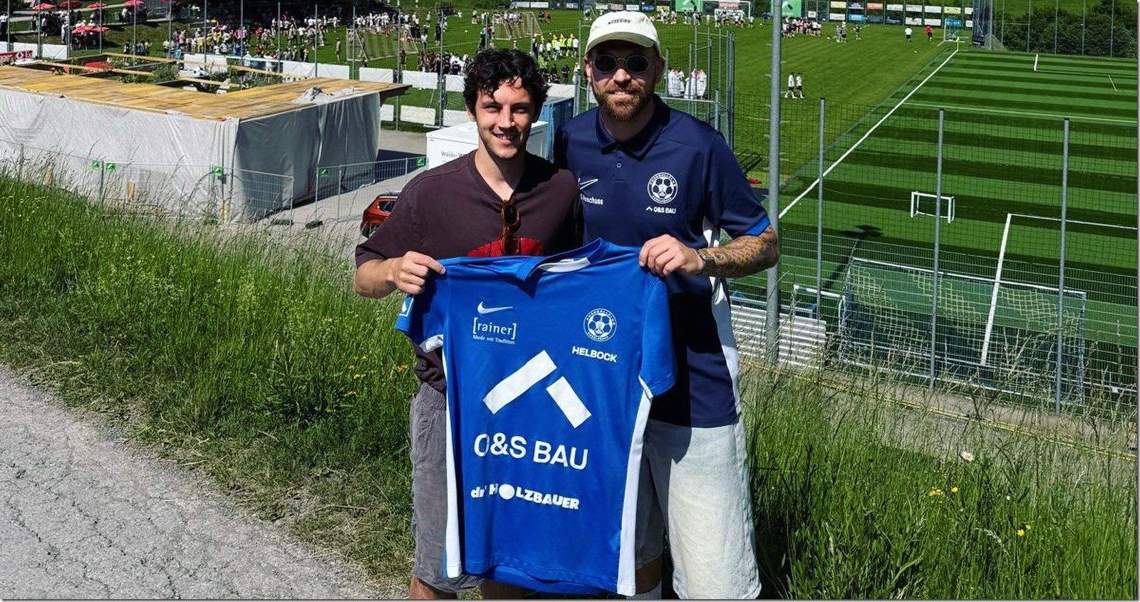 Max Lampert (l.) mit Sportchef Philipp Hörmann bei der Unterzeichnung. VEREIN