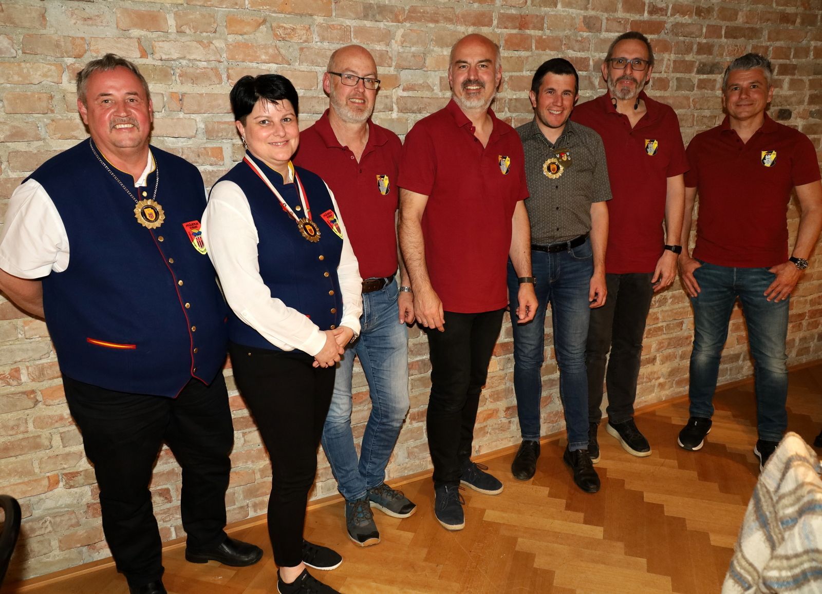 Vertreter vom VVF (Verband Vorarlberger Fasnatzünfte und -Gilden): Bezirkselferrat Bregenz Günter Dietrich, Präsidentin Barbara Lässer und Fastnatrat Bregenz Michel Stocklasa mit dem neuen „alten“ Raubrittervorstand