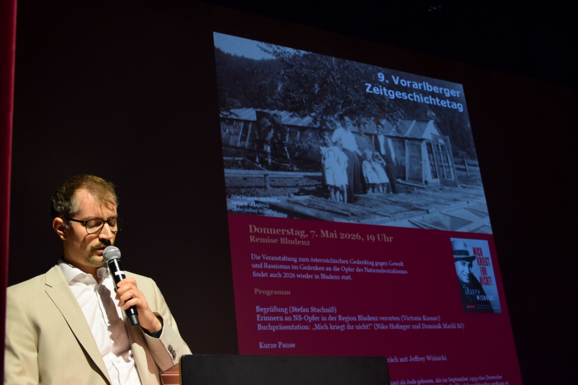 Der Bludenzer Stadtarchivar Stefan Stachniß begrüßte das Publikum im Remisesaal.