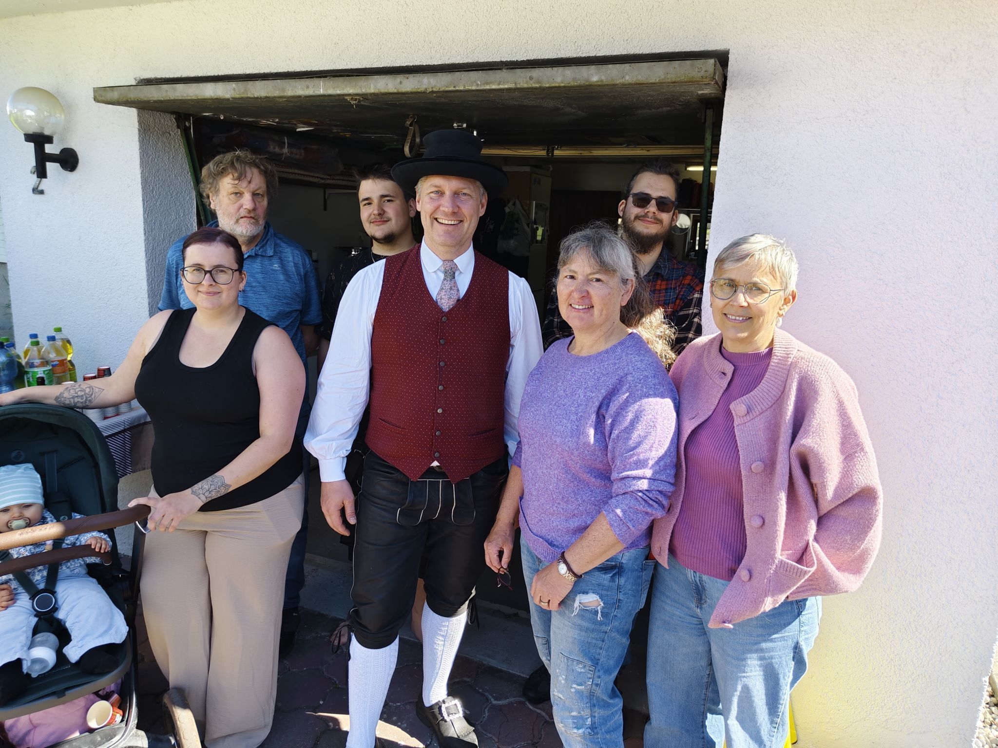 Obmann Johannes Decker mit Familie Winkler bei der 