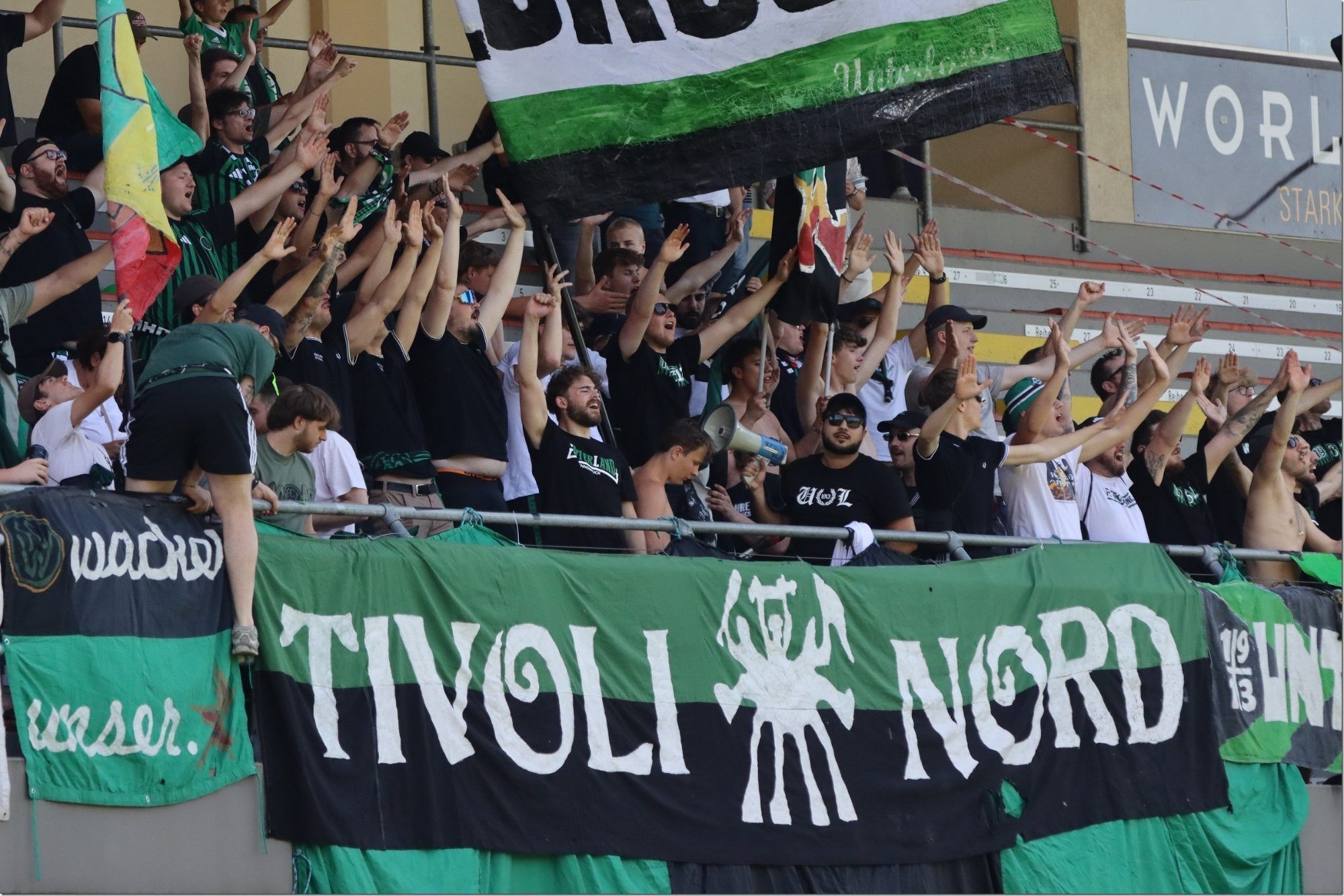 Lautstark die Wacker-Fans. KNOBEL
