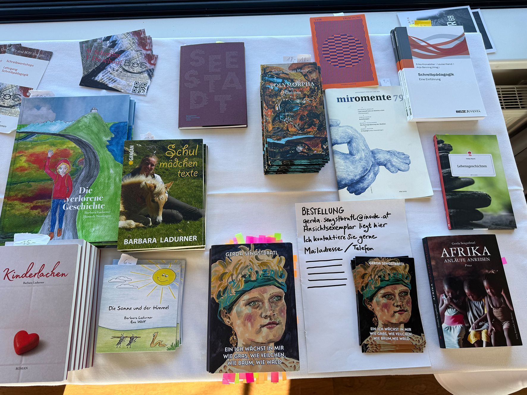 Ein Büchertisch durfte nicht fehlen.