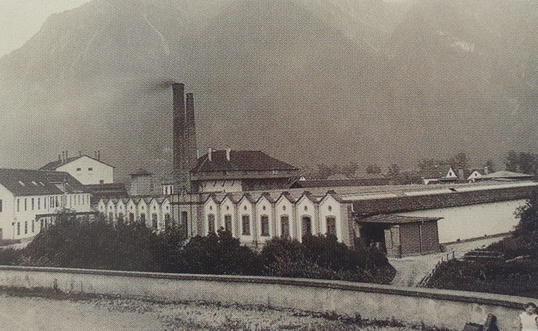 Bleiche mit Weberei und Druckerturm um 1885. Foto: Archiv Getzner, Mutter & Cie.
