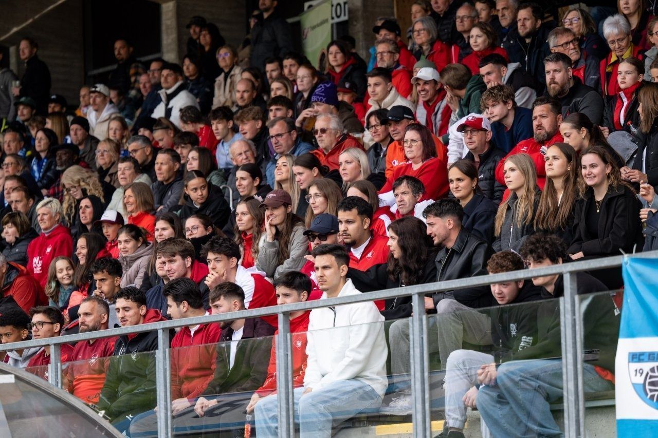 Knapp 1000 Zuschauer, viele Fans aus beiden Lagern im Möslestadion. 