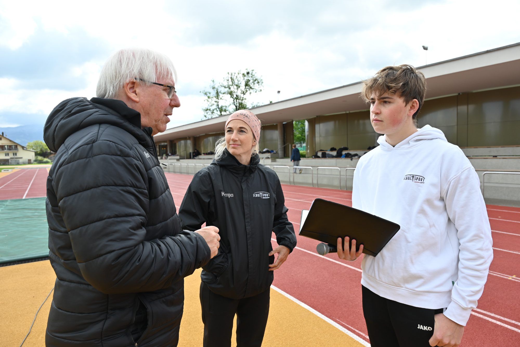 Schulsportreferent Christoph Neyer im Gespräch mit Lisa Laninschegg und Gabriel Fischnaller.