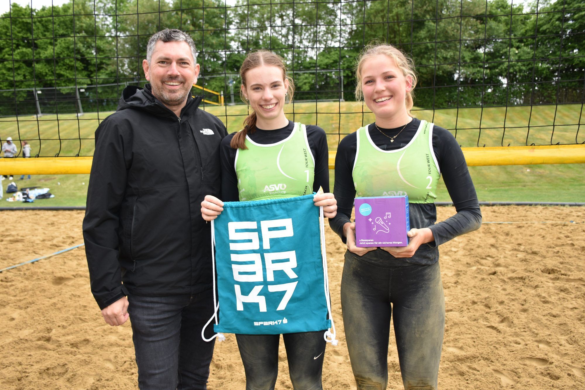 Vizebürgermeister Markus Klien, Marie Obwegeser und Greta Könighofer