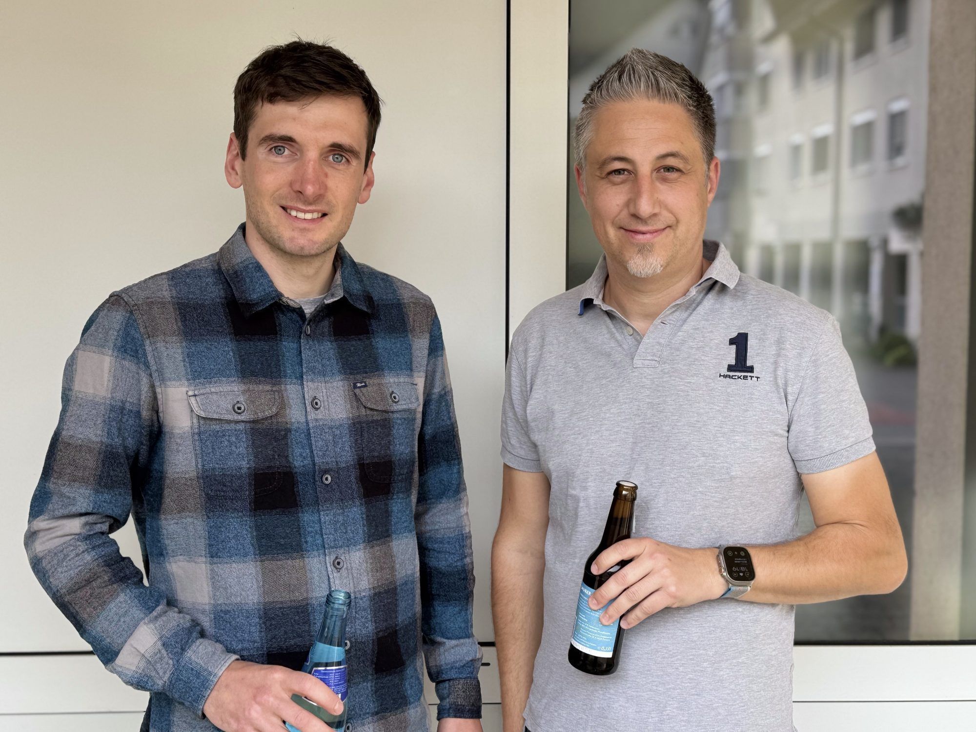 Unter den Gratulanten: David Witwer und Apotheker Lukas Praxmarer (Apotheke Nenzing).