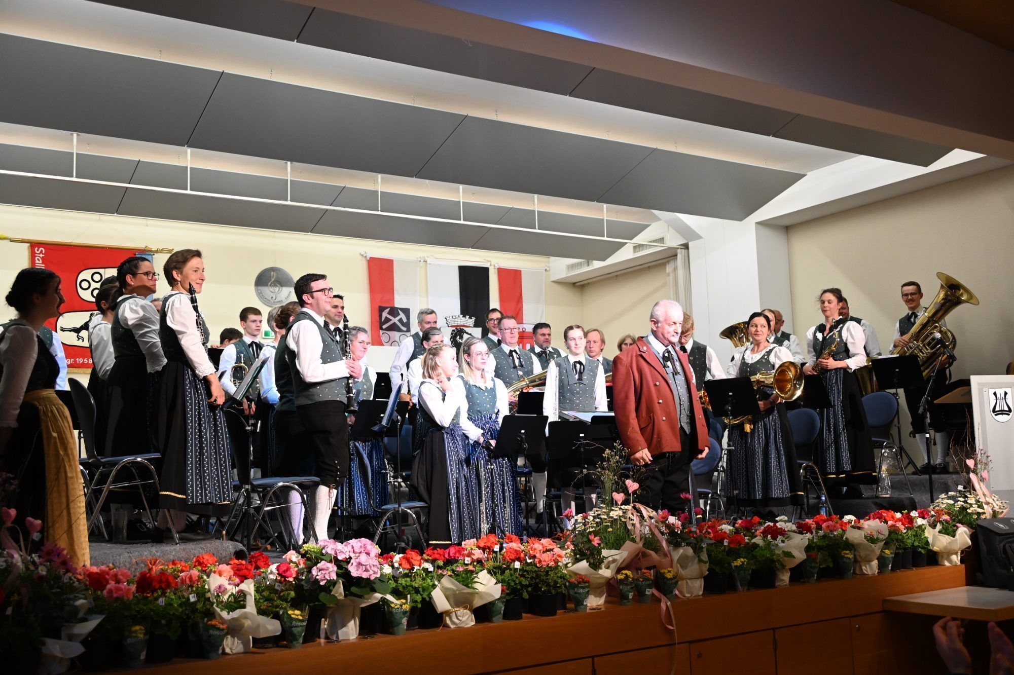 Nach dem ersten Musikstück, dirigiert von Willi Bitschnau, erfolgte die Taktstockübergabe.