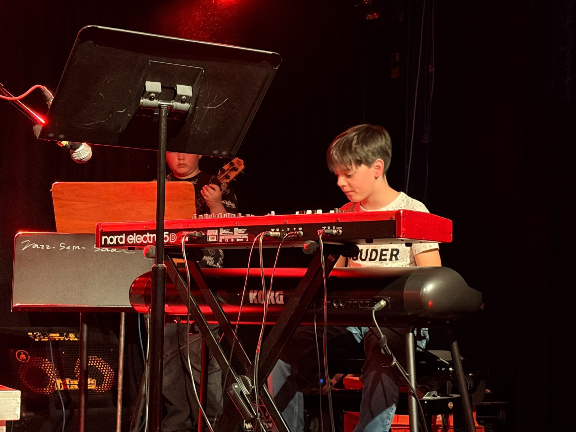 Elias Mairer am Keyboard.