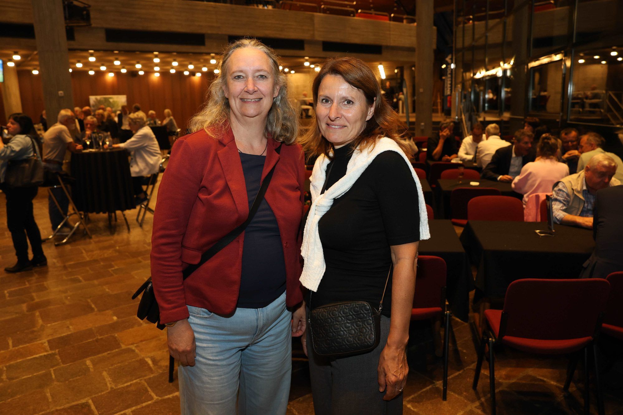 Astrid Bauer und Claudia Hammerer (HA2, Raum für Physiotherapie).