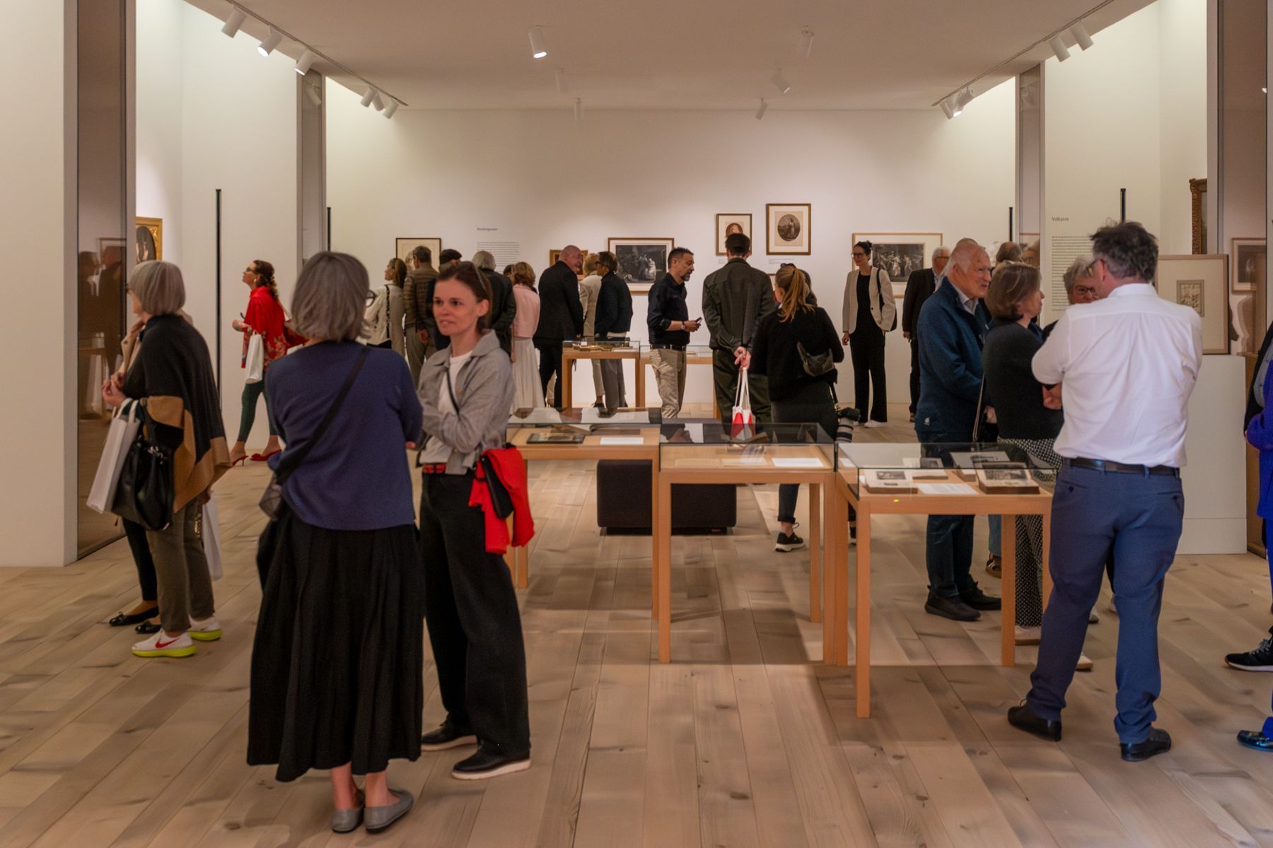 Zahlreiche, interessierte Besucher waren zur Vernissage gekommen