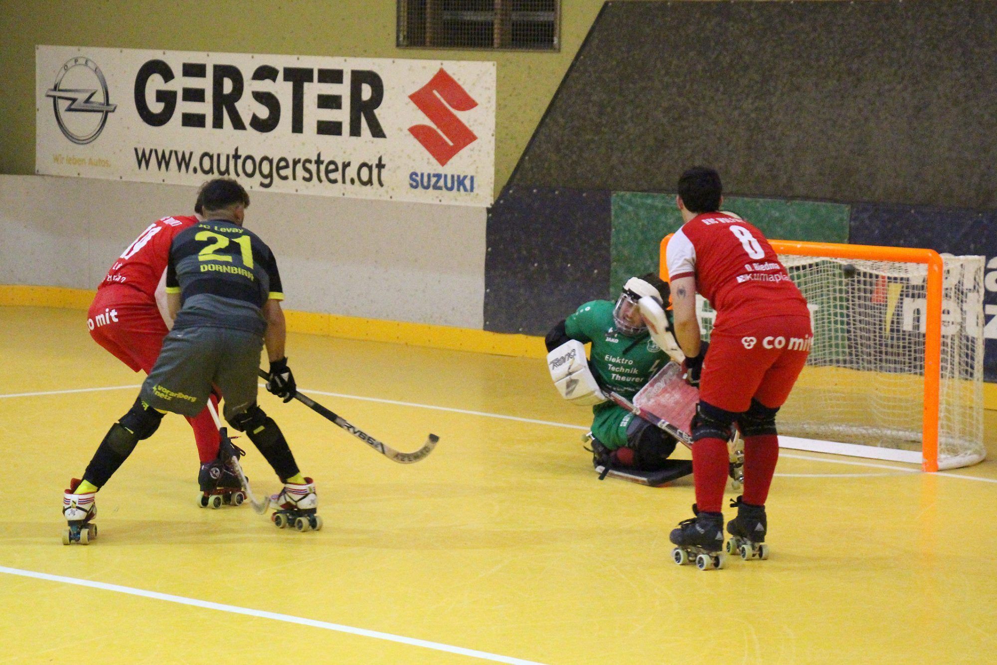 Beide Mannschaften schenkten sich im Derby über die gesamte Spielzeit nichts.