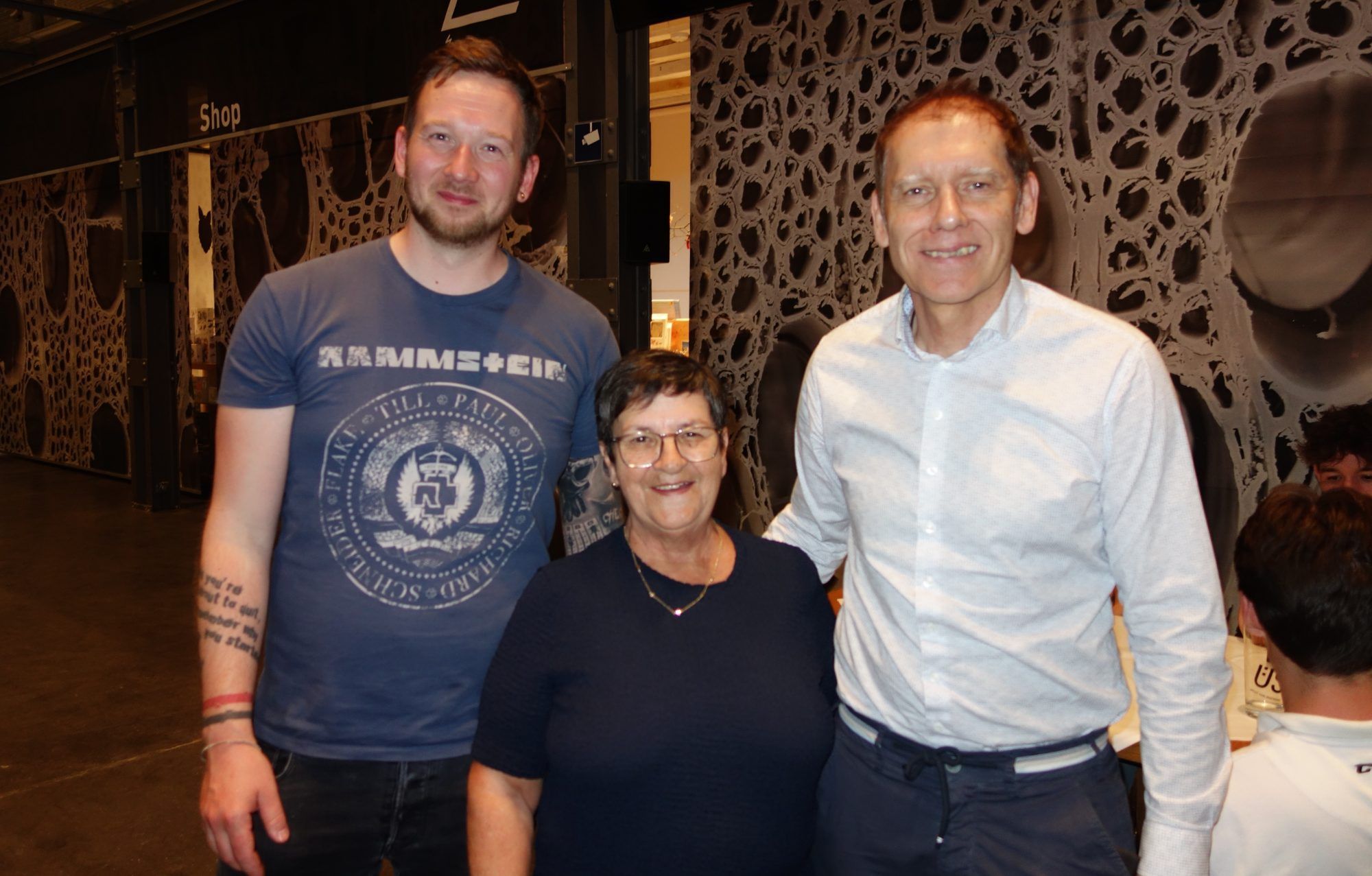 Fanstandchefin Regina Forster flankiert von Guntram Schedler (re.) und Mario Kleber.