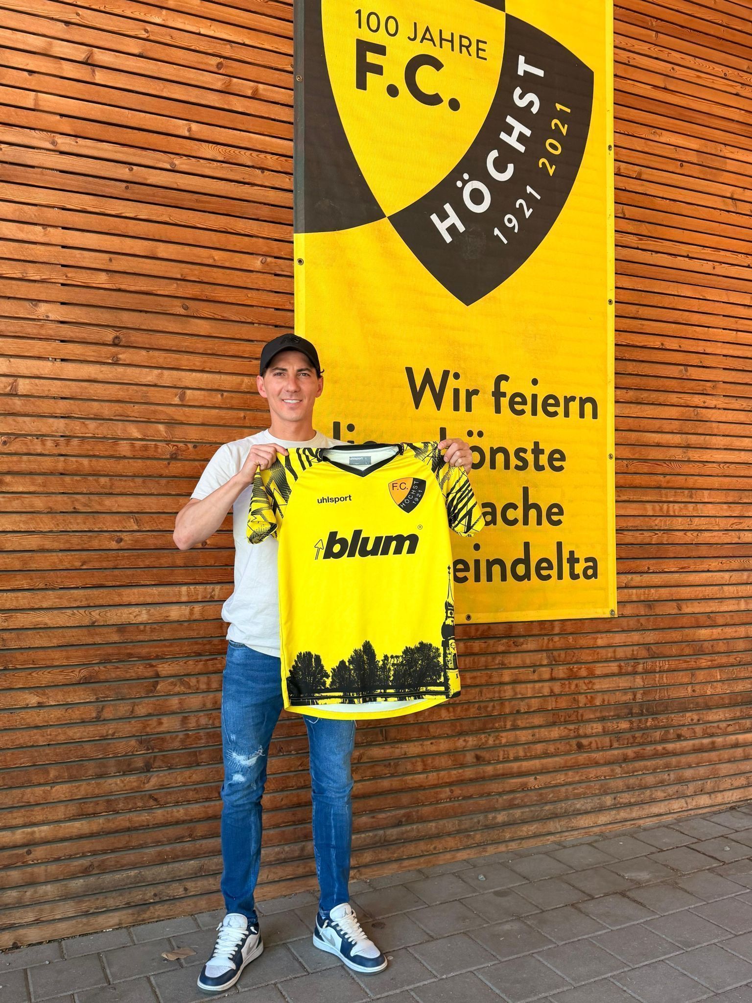 Der erfahrene Offensivspieler spielt kommende Saison in gelb und schwarz.