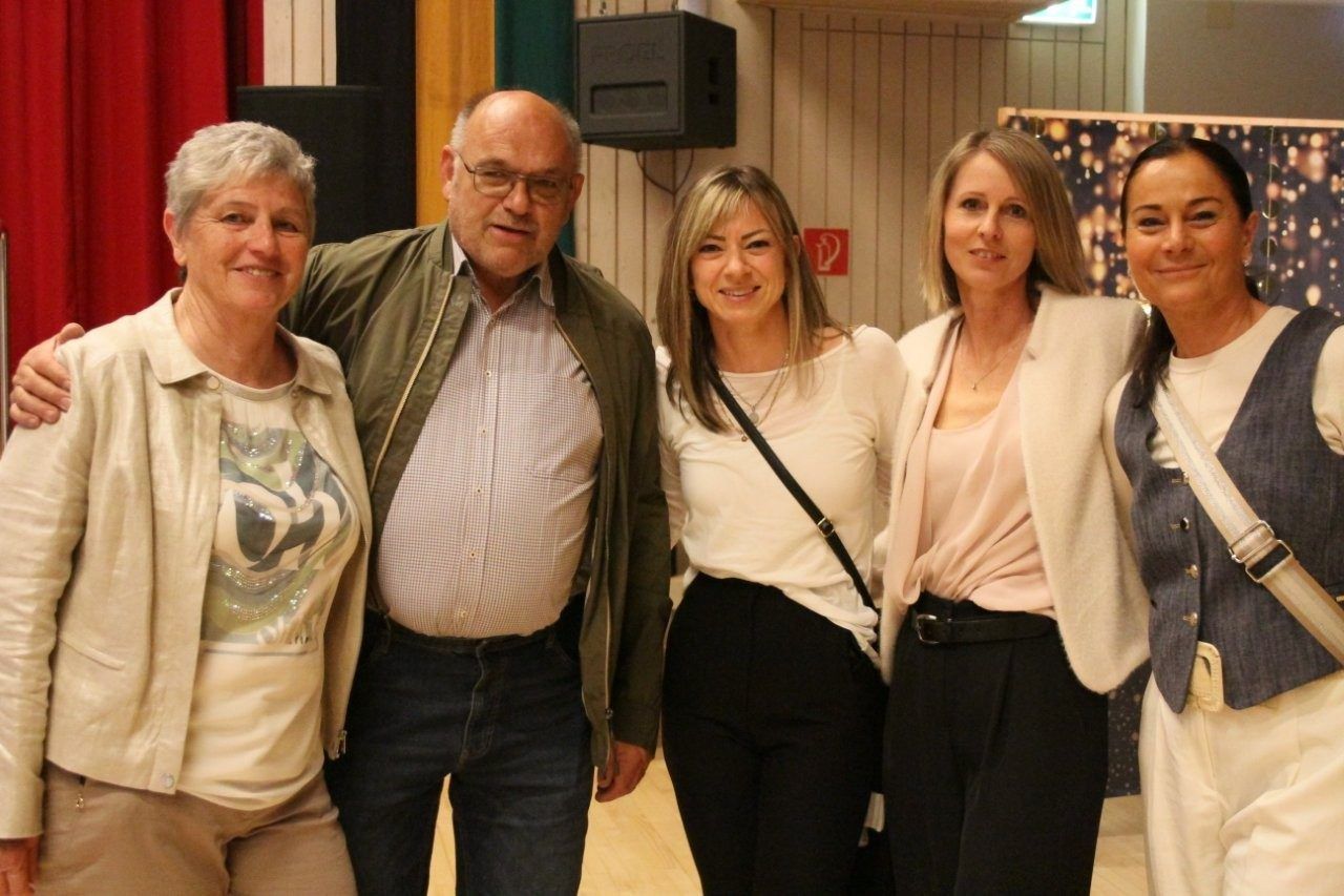 Rosmarie Kröss, Willi Kröss, Olga Marte, Sonja Summer und Sabine Rund genossen den Sponsorenabend vom KSK Klaus. 