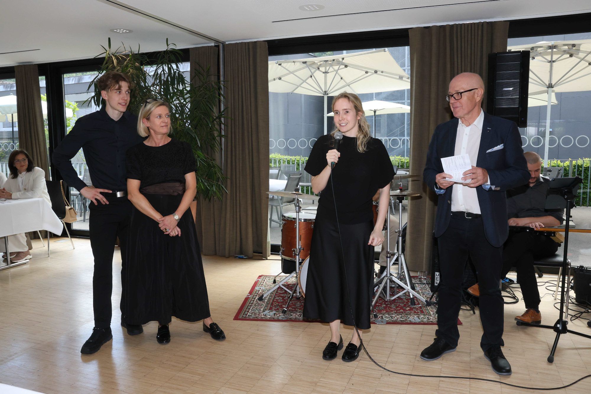 Luca, Elena, Sabine und Dieter Oberhöller bei der Begrüßung.