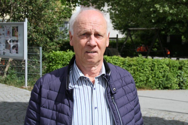 Rätia Bludenz Kapitän Walter Sturm durfte als Erster den Pokal in die Höhe stemmen. VN-TK