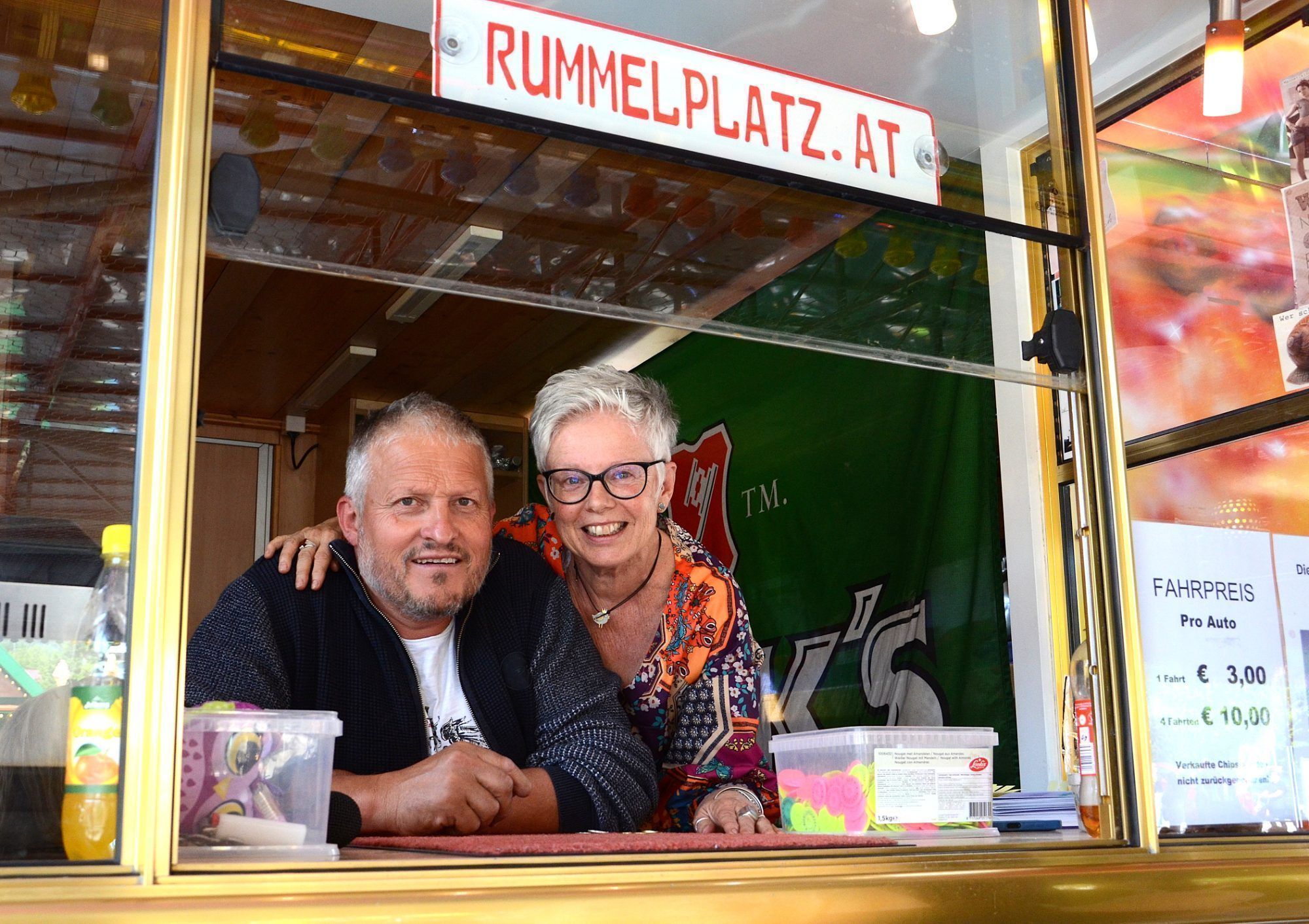 Susi Fessler mit Lebenspartner Ewald Böhler an der Autodrom-Kassa – Susis Arbeitsplatz während des Frühlingsfestes. HRJ
