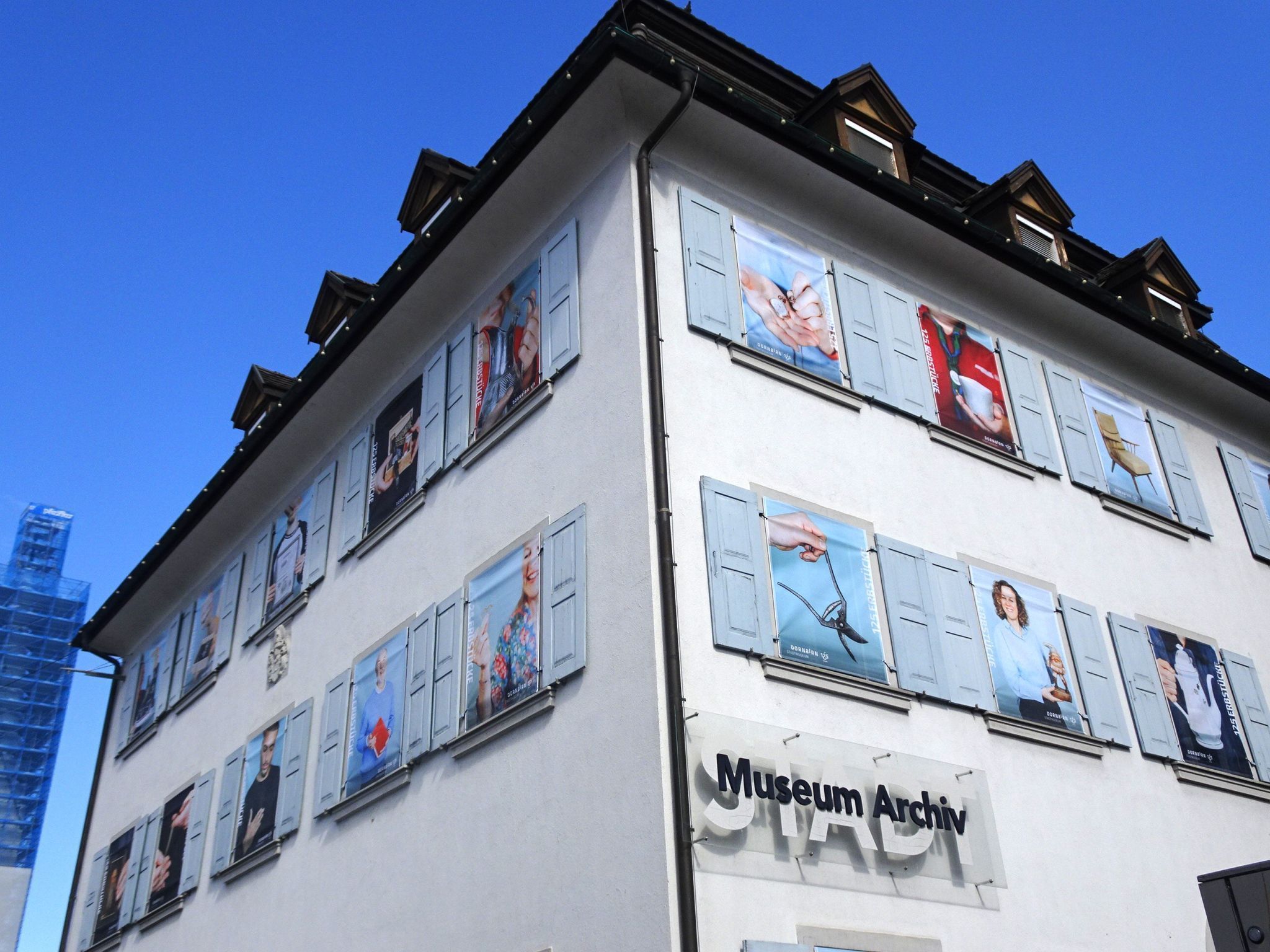 Die Porträts an der Fassade des Stadtmuseums laden dazu ein, Stadtgeschichte neu zu entdecken.