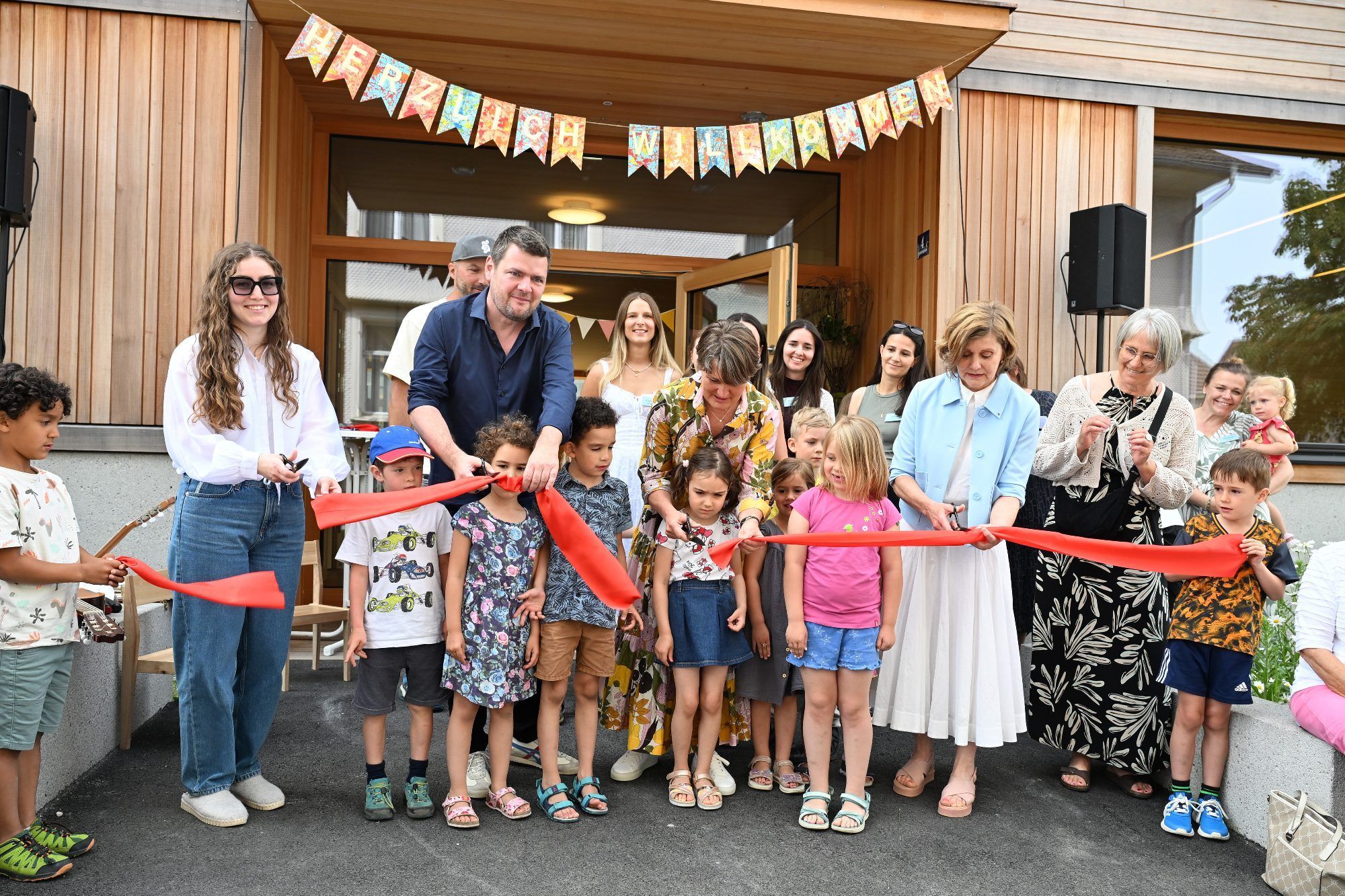 Mit dem traditionellen Banddurchschnitt wurde das neue Kinderhaus offiziell seiner Bestimmung übergeben.