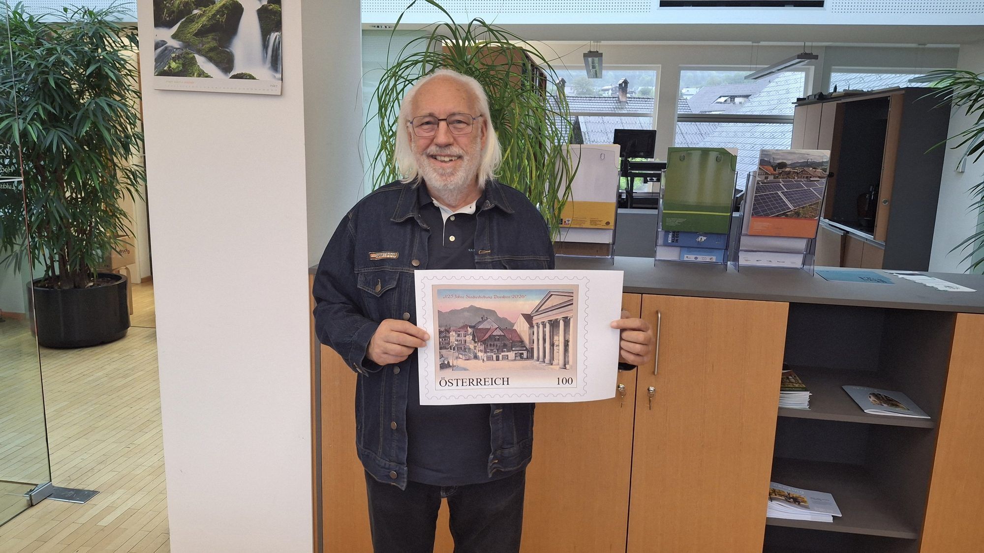 (Bilder Schmid) Peter Schmid mit der Sonderbriefmarke zum Dornbirner Stadtjubiläum.