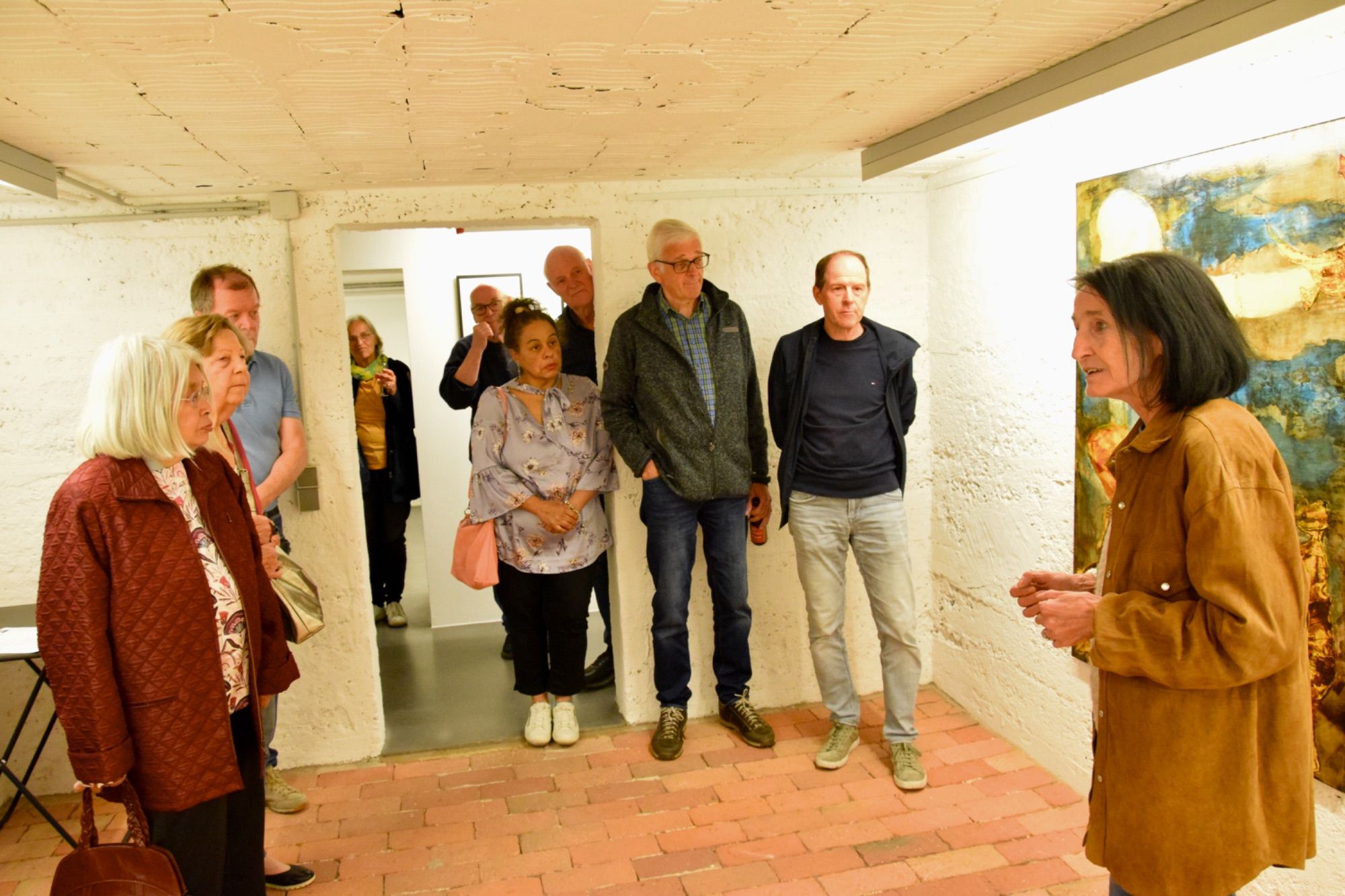 Druckgraphikerin Eva Hörschläger (r.) führt durch ihre Ausstellung in der MAP Kellergalerie in Schruns.