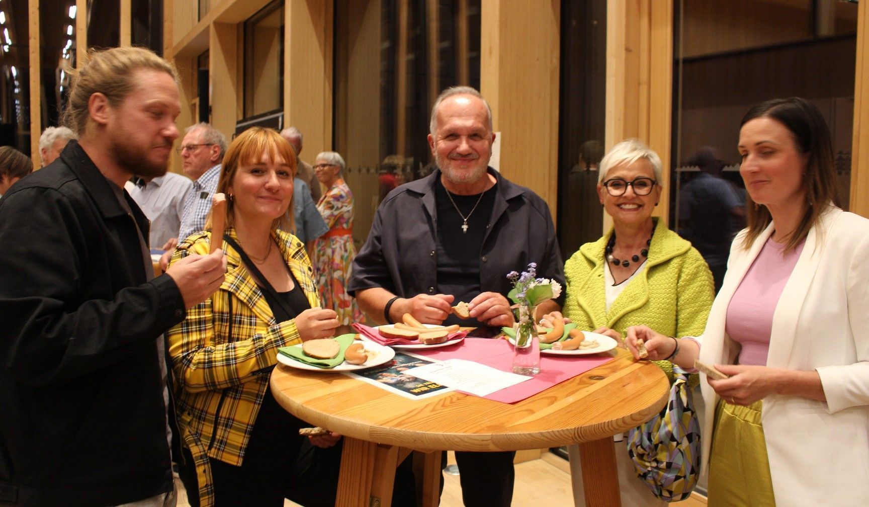 In Anlehnung an die legendäre Schüblingpause im Hohenweiler Theater profiliert sich das Dorf.Theater Mellau mit seiner „Wienerlepause“.   
